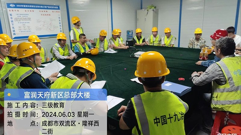 成人技能培训的收费标准通常由以下几个部分构成：